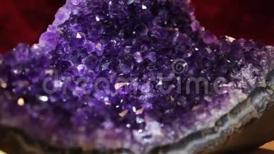 紫色紫水晶水晶，水晶般的水晶，与美丽的颜色接近